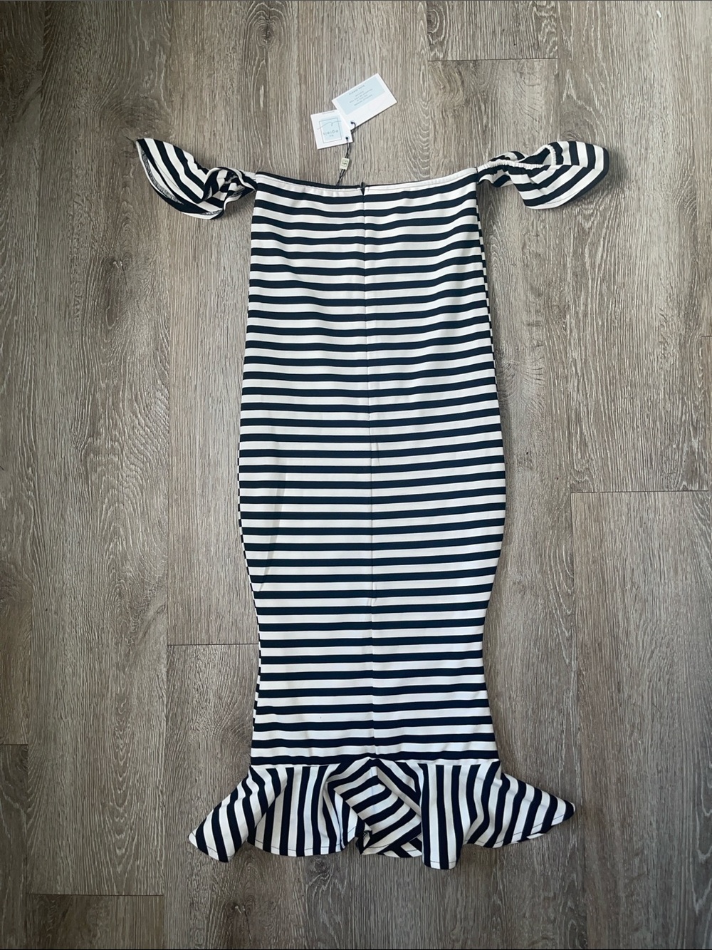 By Egreis Striped Ruffle Bodycon Off-Shoulder Dress NWT xs viola black and white - Picture 6 of 6